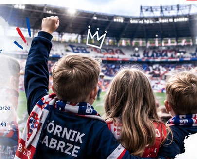Dzieci w szalikach Górnika na trybunie Areny Zabrze
